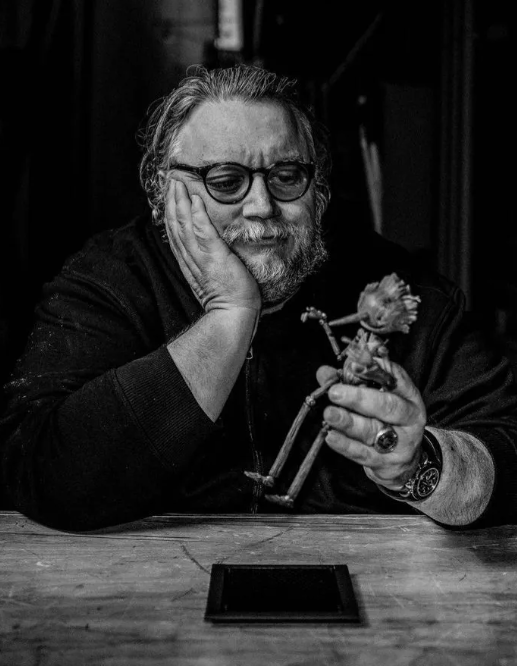 나무 인형을 보고있는 기예르모델토로 감독 사진