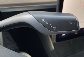 모델3의 기어변속 레버는 핸들 뒤에 위치하여 핸들을 잡은 상태로 변속이 가능하다.