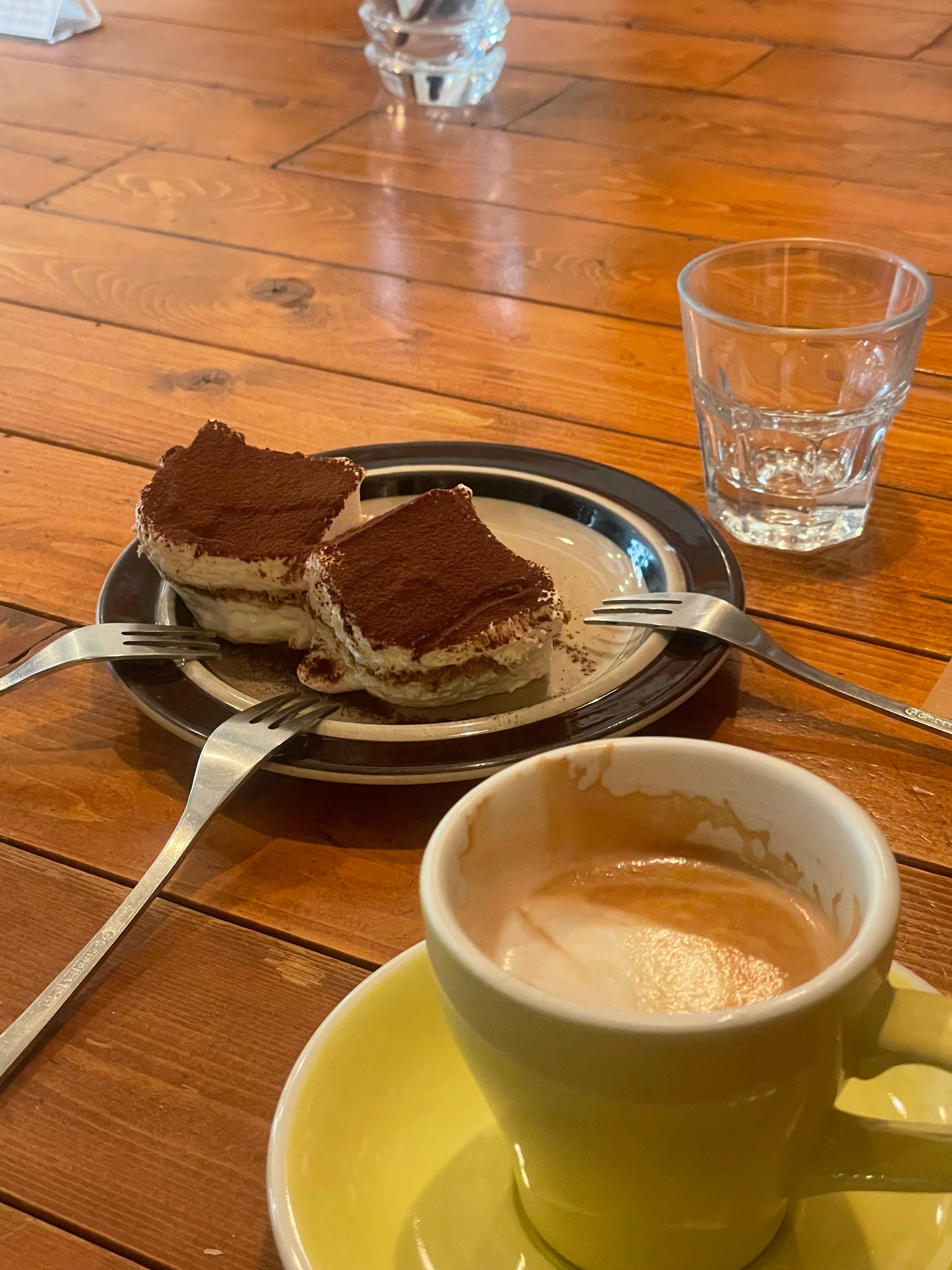 헬카페 라떼와 티라미수