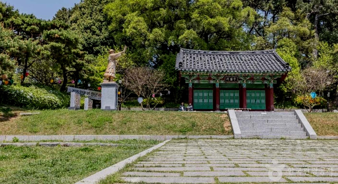 부산 수영사적공원 전경과 산책로 풍경. [ⓒ대한민국 구석구석]