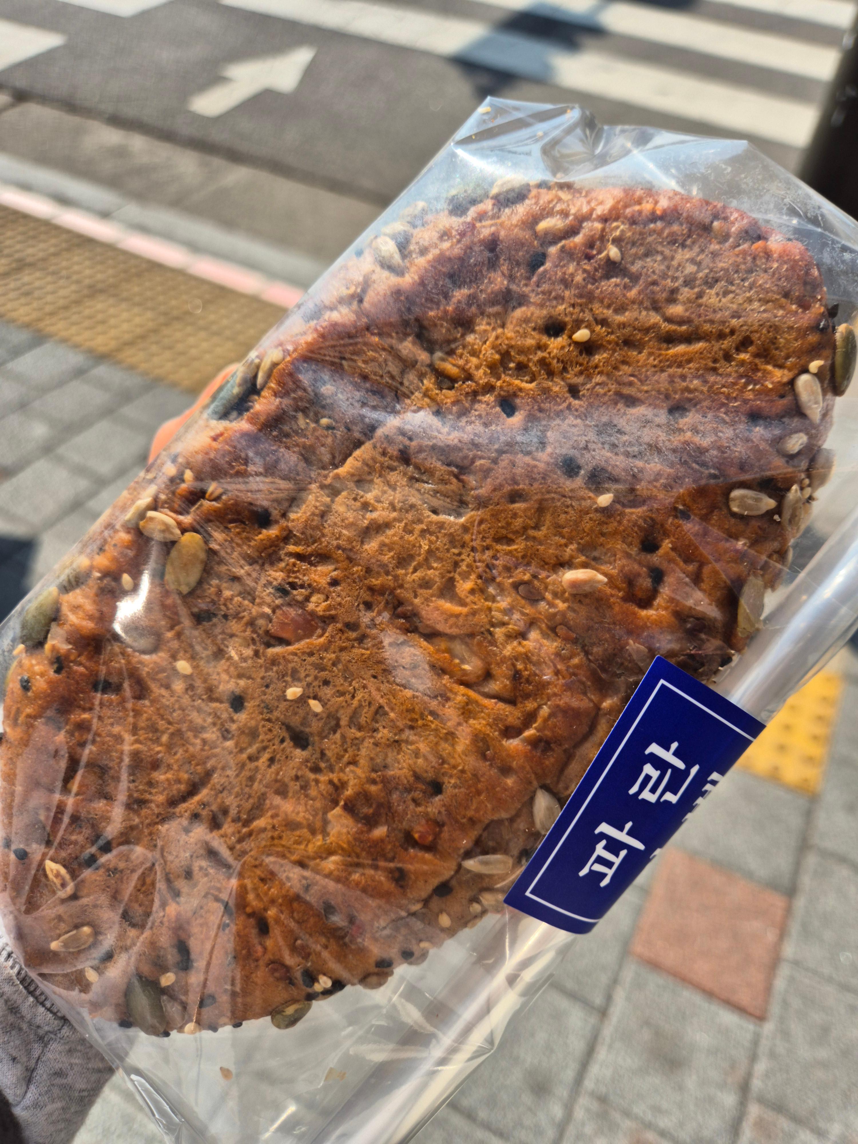 파리바게트 파란라벨 멀티그레인 호밀빵 뒷면