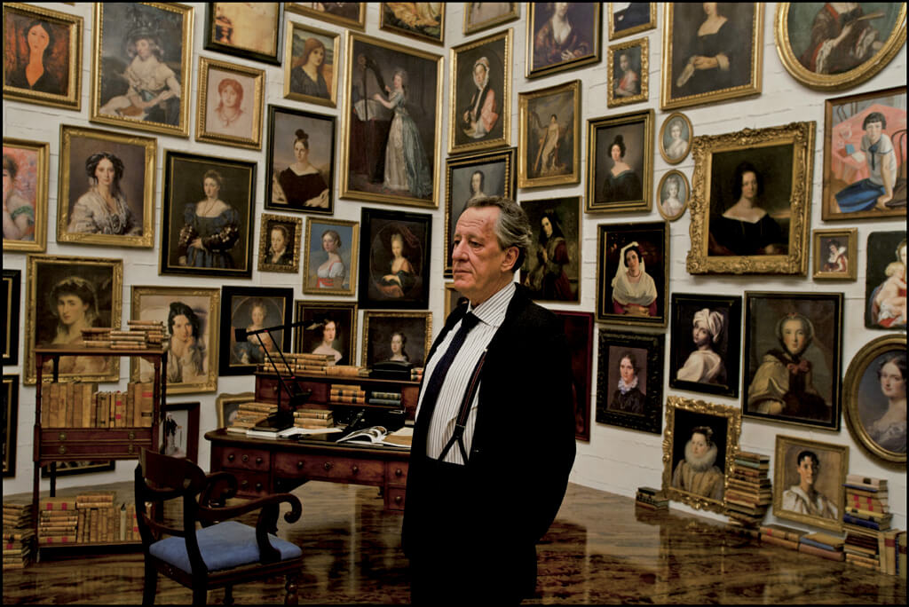 영화 '베스트 오퍼'에서 경매사 버질 올드만(제프리 러쉬)이 수많은 여성 초상화로 가득 찬 자신만의 비밀 갤러리 안에 서 있는 장면.