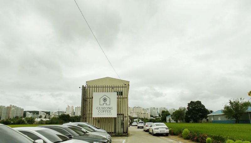 도심 한가운데 넓은 논밭이 있고 가운데 카페가 있는 색다른 모습