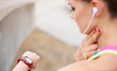 운동중인 사람이 스마트워치를 보며 심박수를 체크하는 모습