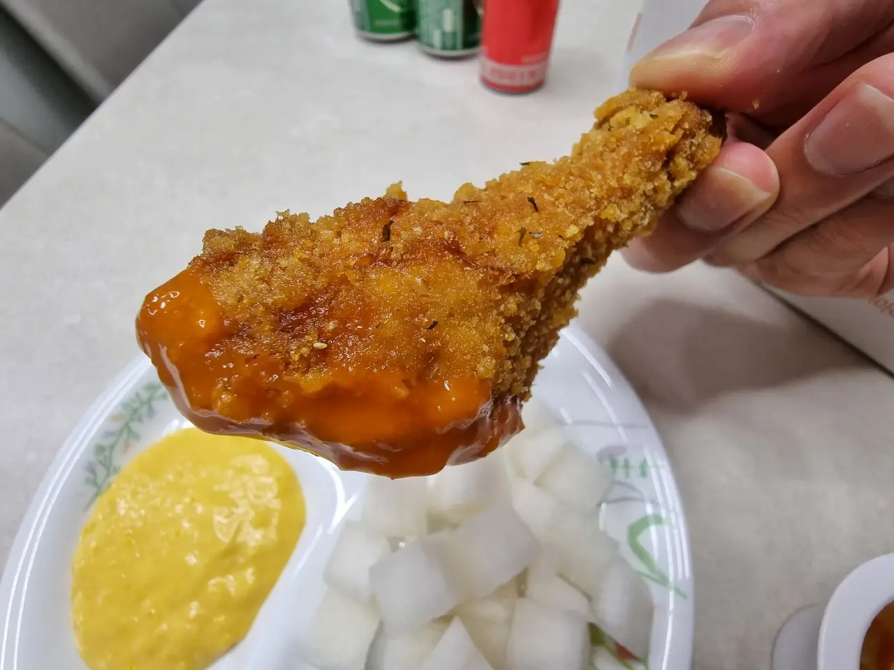 소스 찍은 닭다리