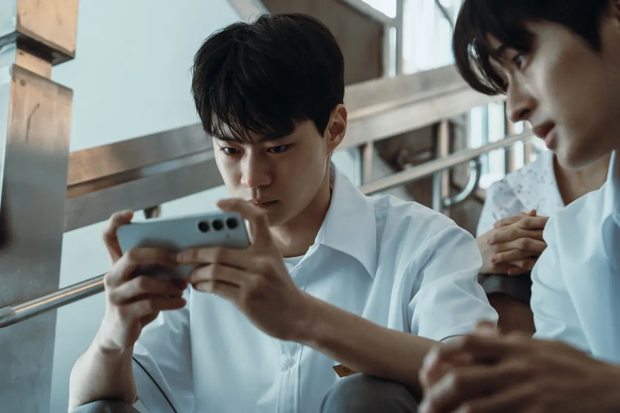 핸드폰 화면 속 기리고 앱을 무섭게 쳐다보고 있는 학생