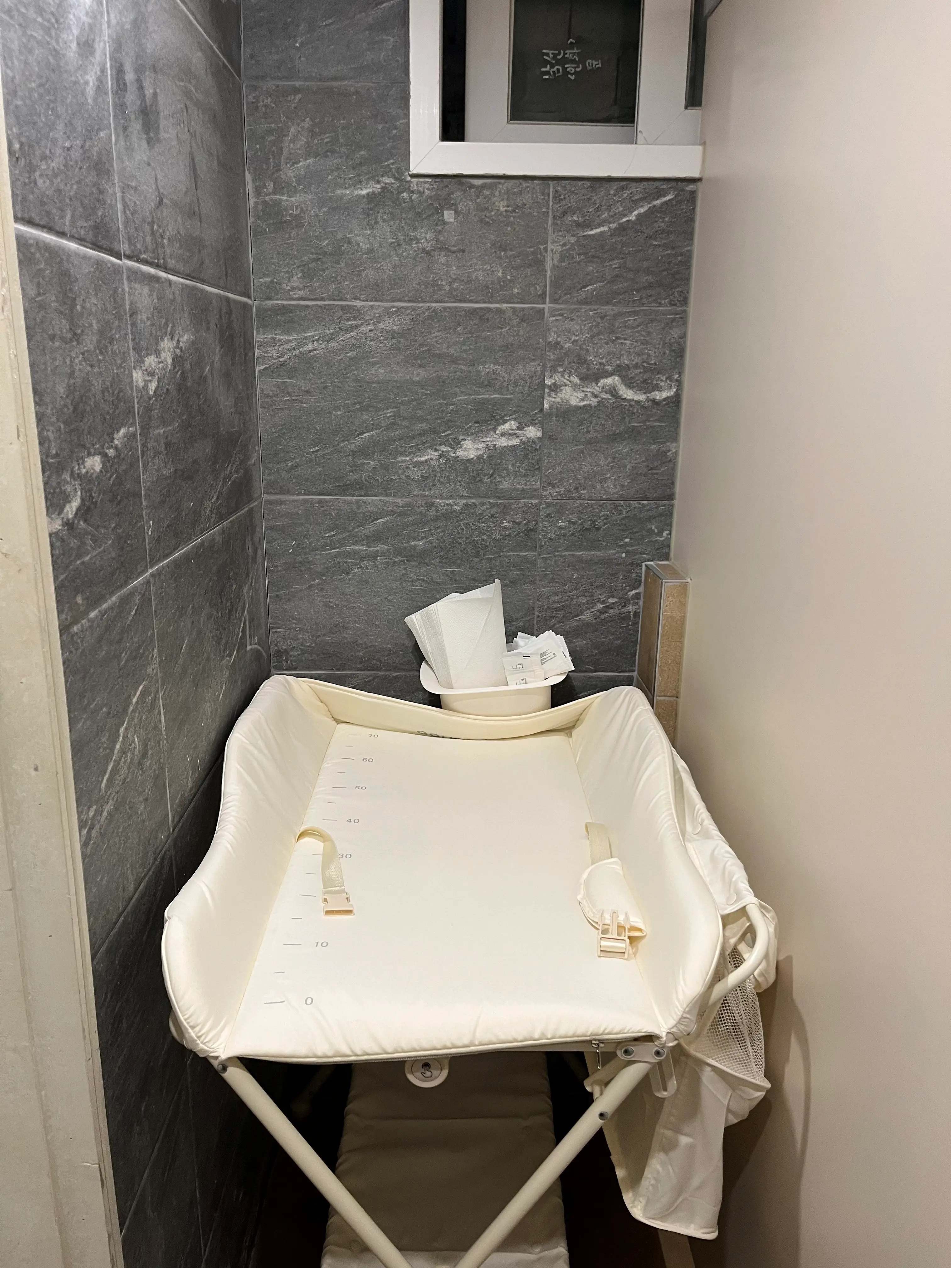 콘드에뻬뻬 여자화장실 기저귀 갈이대