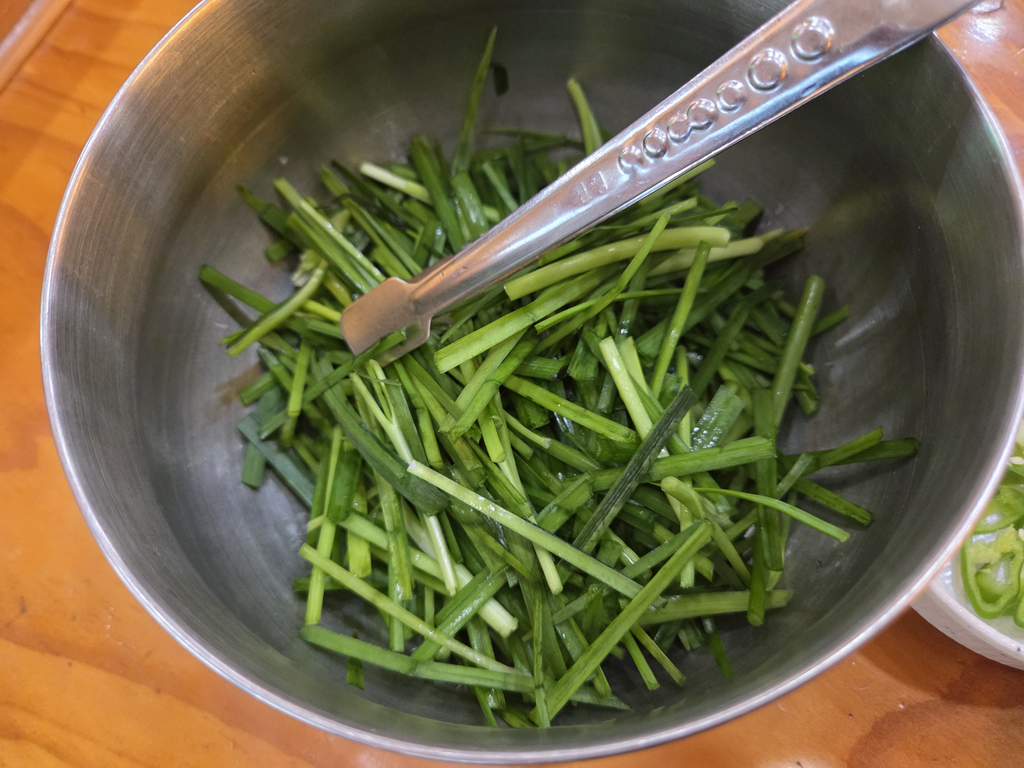 부추를 듬뿍 올려 먹는 진한 사골육수 국밥