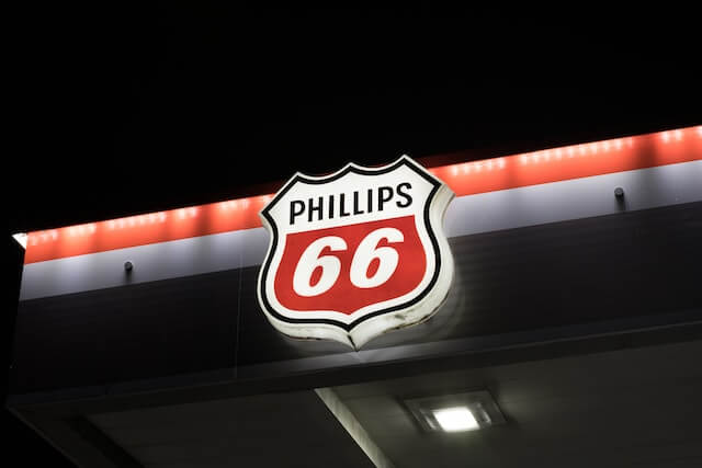 건물 측면 필립스66표지판 클로즈업