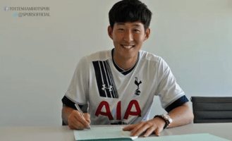 계약서에 서명하는 손흥민