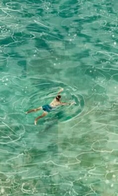 속이-훤히-보이는-애머랄드빛-녹색-바다에서-홀로-수영하는-남자