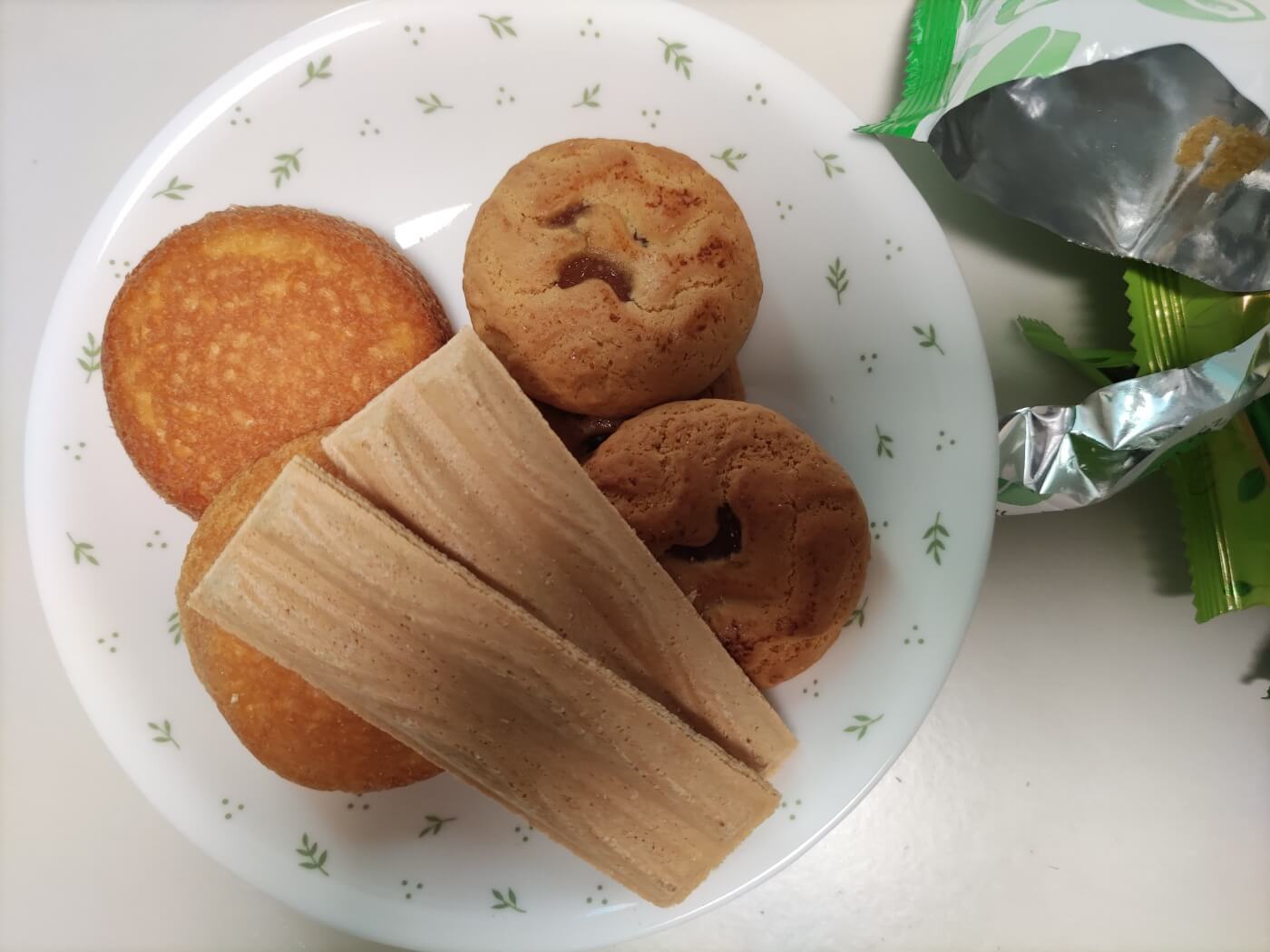 무릎 통증 관리 시 피해야 할 단 과자와 비스킷