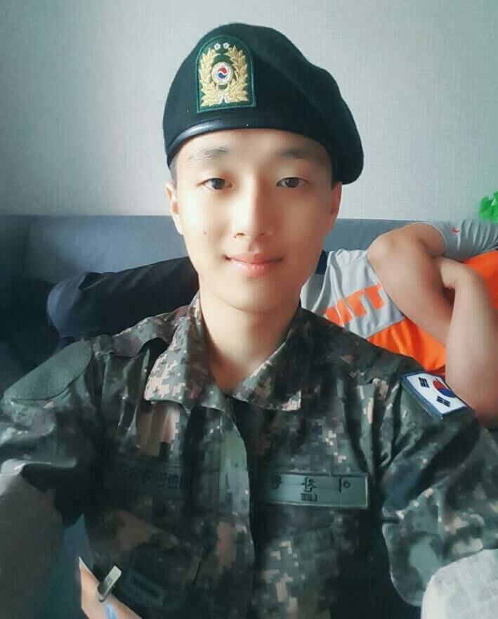 병역 이등병 시절의 미소 지으며 셀카 찍는 이찬원 입니다.