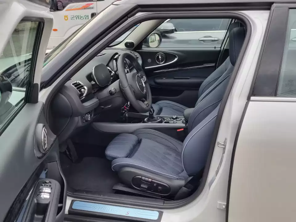 옆에서 본 클럽맨 S의 운전석은 이렇습니다.