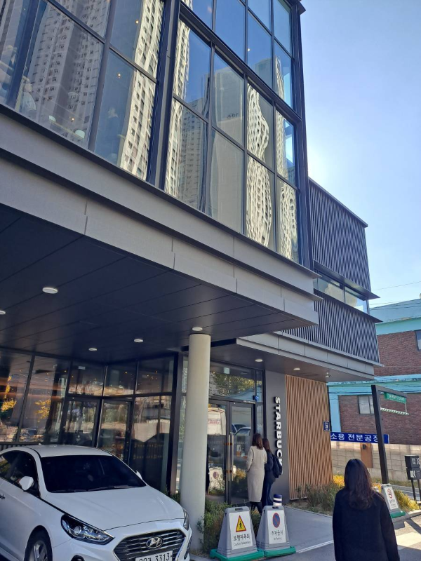 스타벅스 인천도화점 출입구