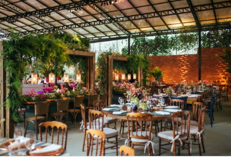 날씨가 안좋은 날에도 실내에서 꽃을 볼 수 있는 사진