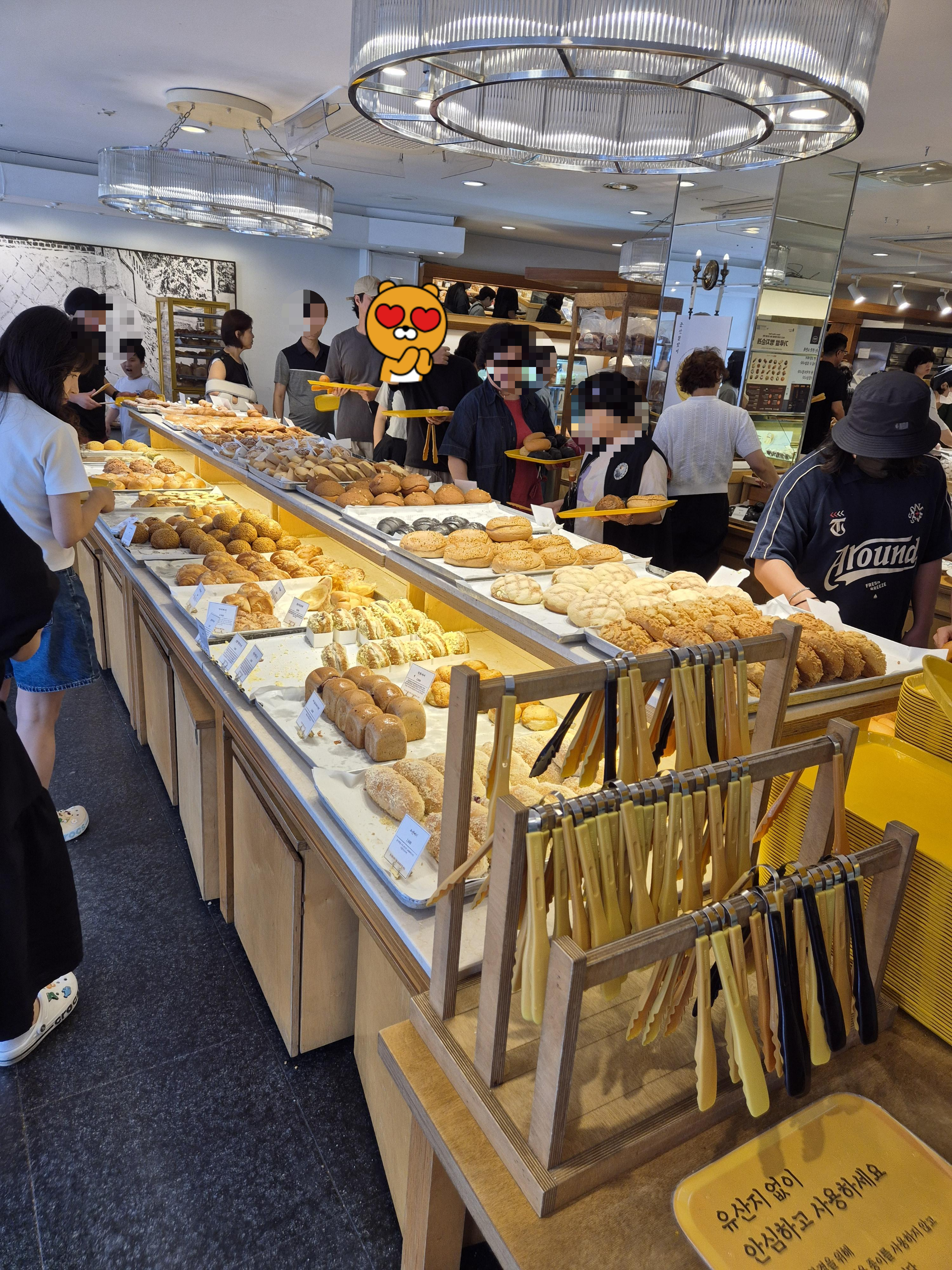 군산 이성당 본점 사람이 가득! 빵도 가득!