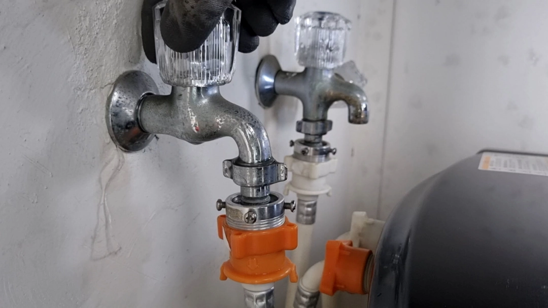 수도밸브 여는 모습
