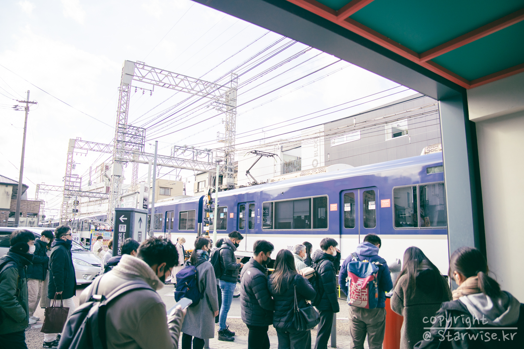 후시미 이나리역 앞 수많은 사람들