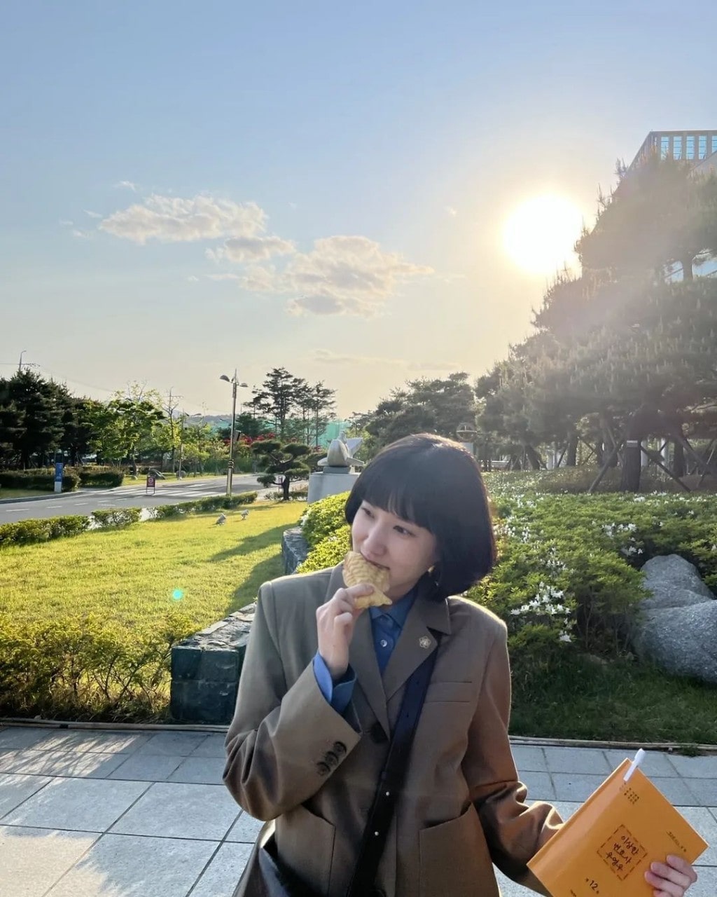 박은빈 배우가 붕어빵을 먹는 모습
