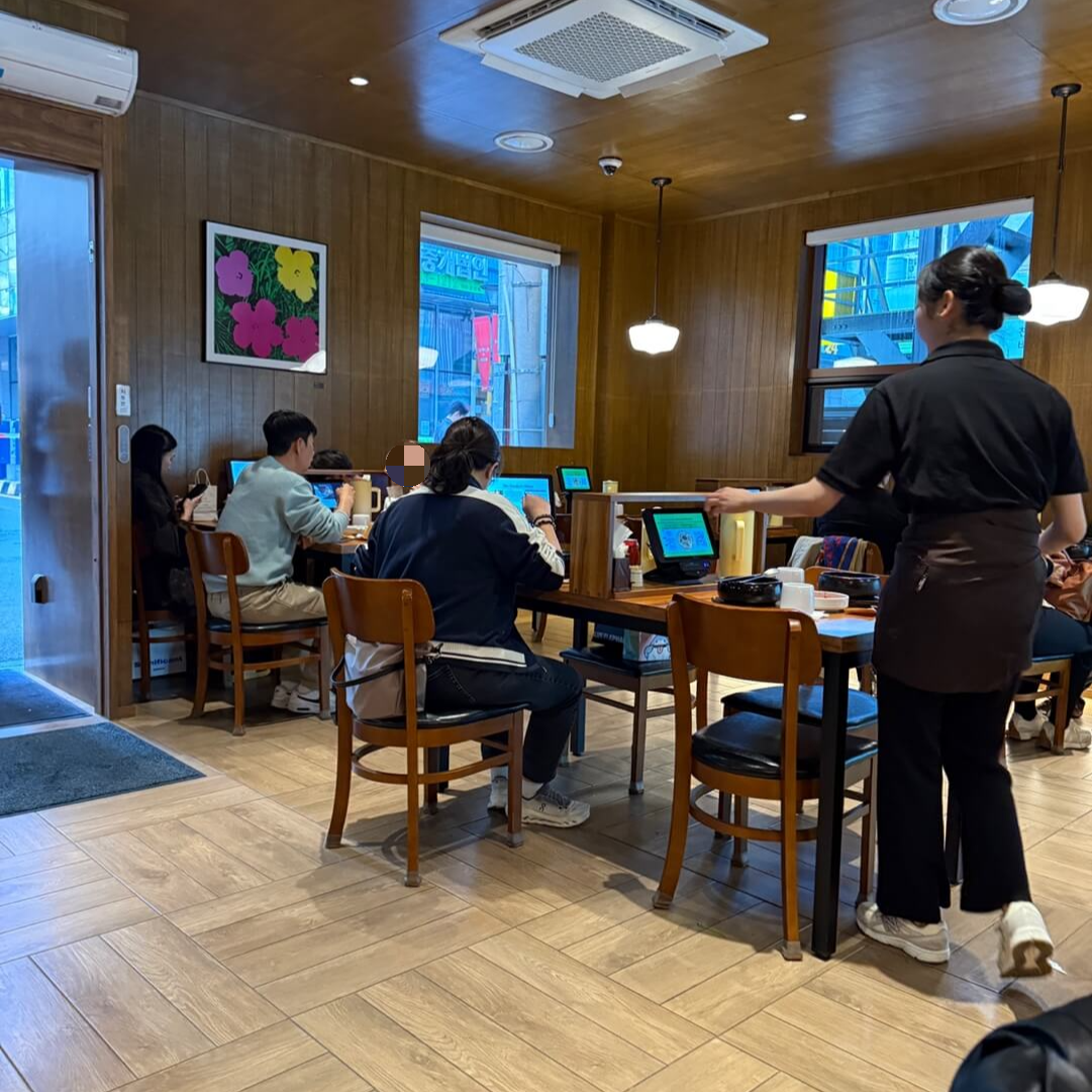 안목성수 내부 우드톤 인테리어 좌석 분위기