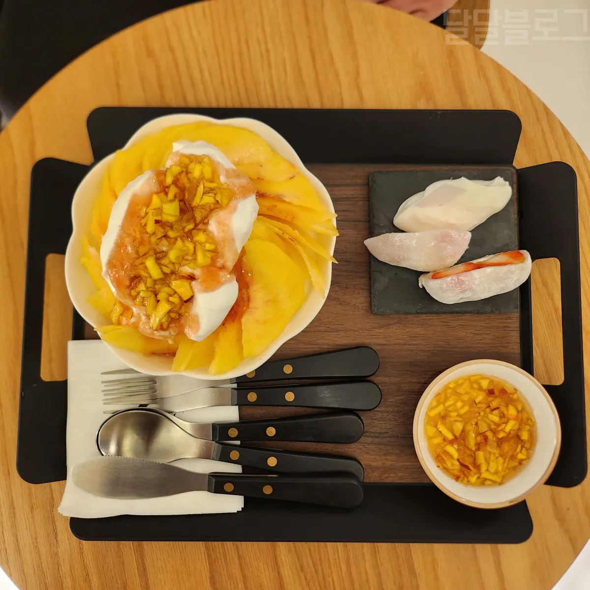 서울숲-포레스트-카페-복숭아빙수-딸기모찌