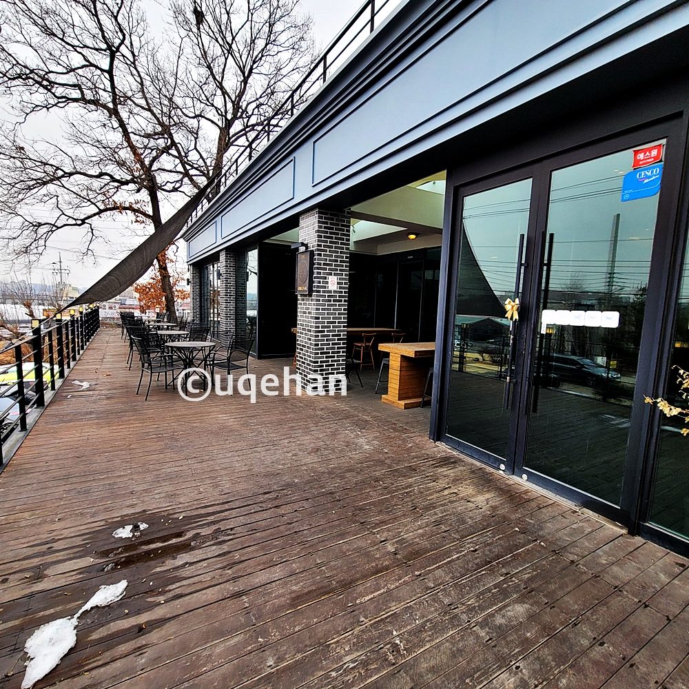 515더오리지널 건물앞에 테라스 사진이다.