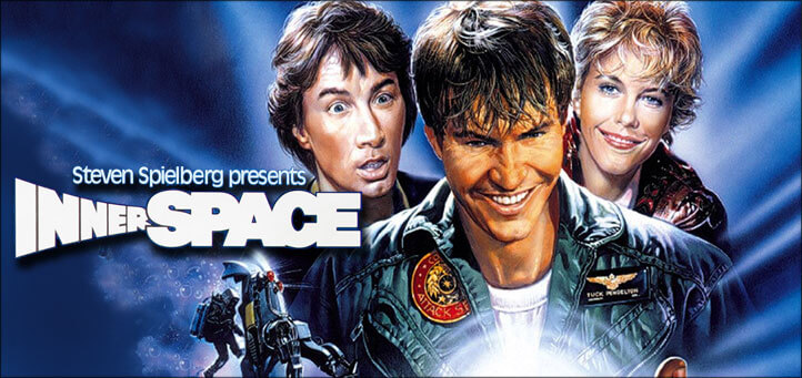 우주를 배경으로 두 명의 남자와 한 여자가 빛을 바라보고 있다.