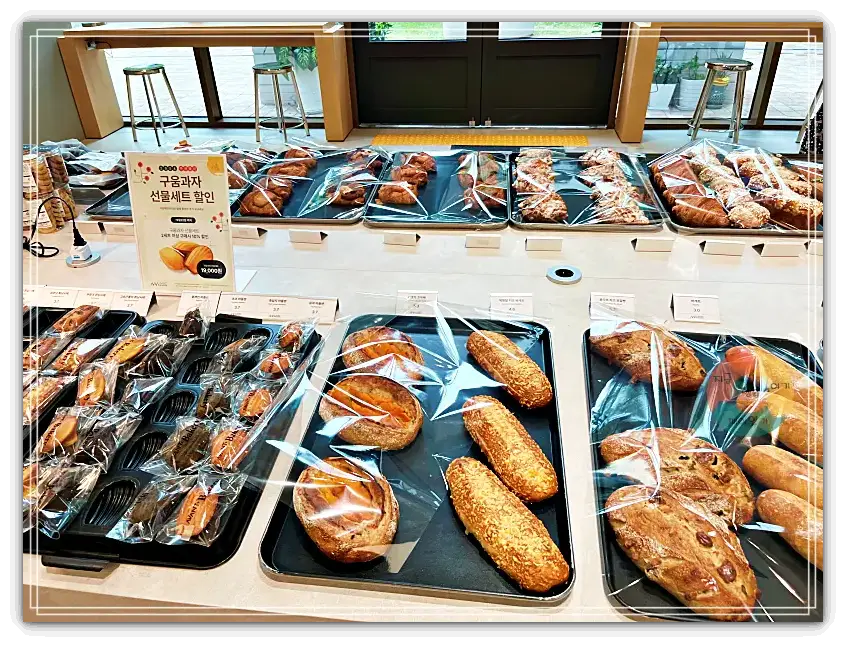 퍼블릭가산_아방베이커리-테이블-마들렌-여러종류-바게트