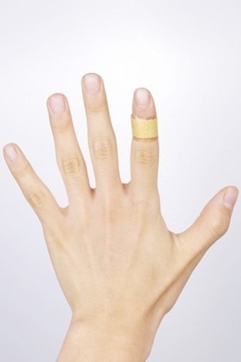 손가락에-베어-대일밴드를-붙여놓은-모습