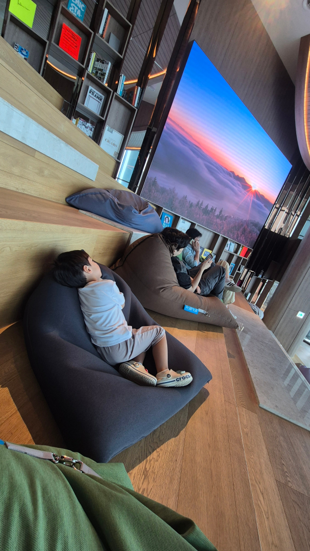 체크인 대기 하느라 너무 힘들어 하는 아이