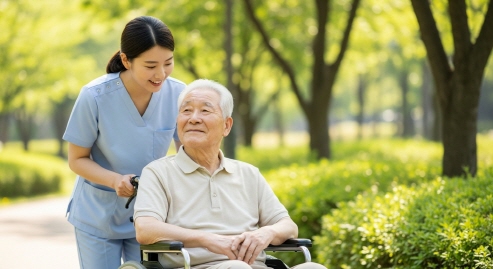 휠체어 타고 있는 어르신과 보호자