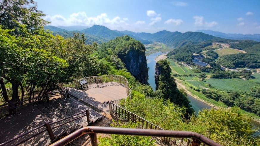 웅장한 바위와 전설