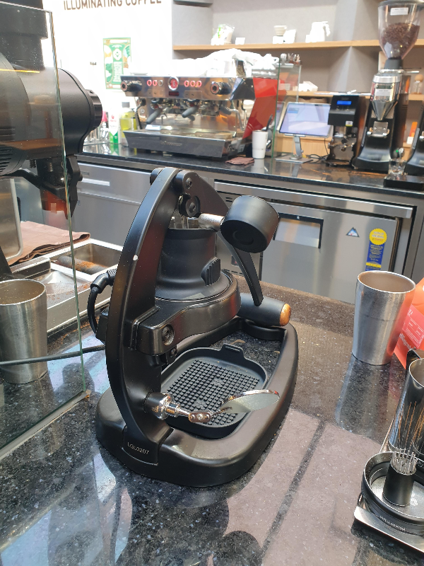 검은색 대리석 상판위에 올려져 있는 플레어 58 옆에는 ek43 그라인더가 보인다.