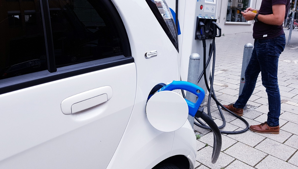 전기차 충전하는 사진