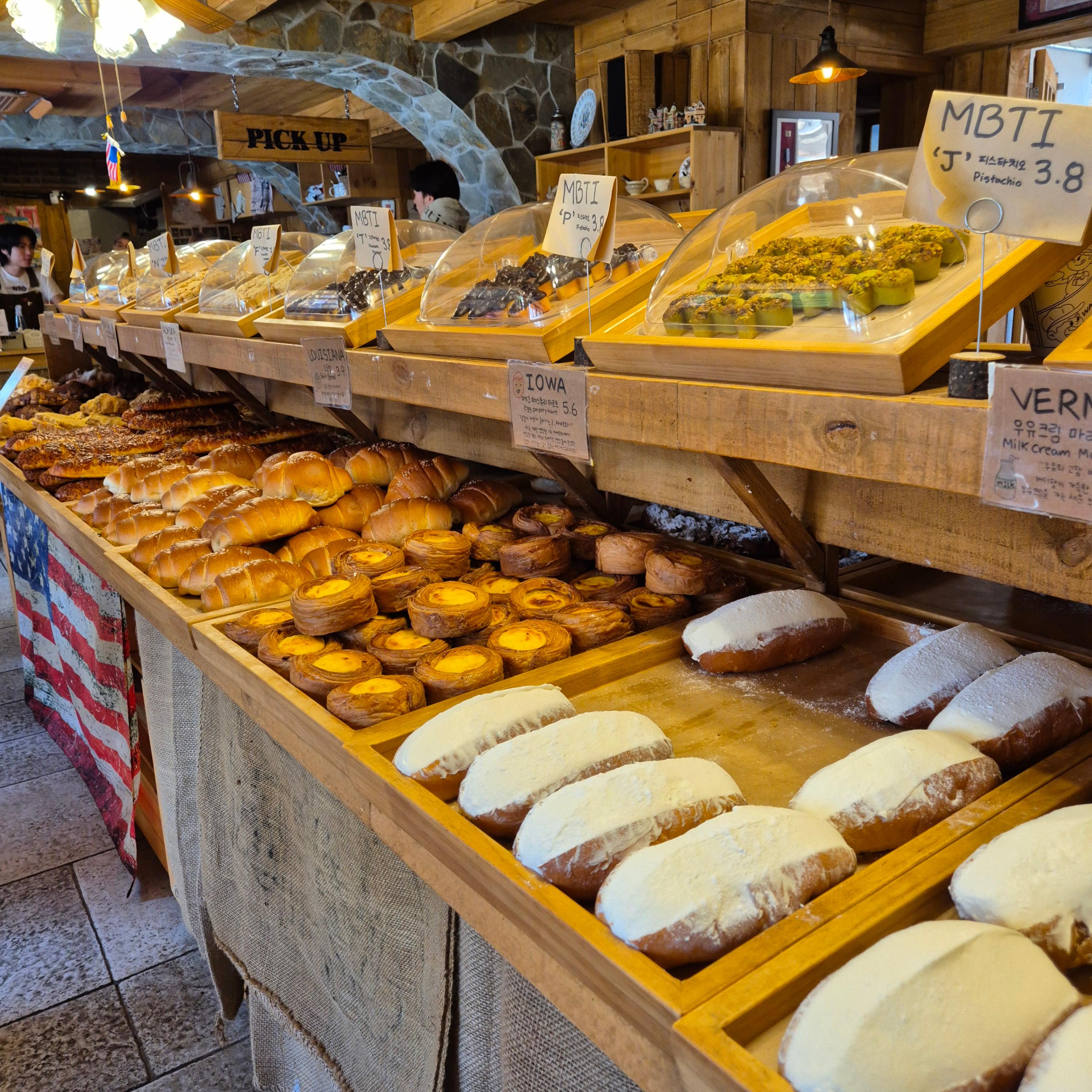 용산 카페&amp;#44; 왓어브레드&amp;#44; MBTI 빵&amp;#44; 용리단길 카페&amp;#44; 용산 베이커리&amp;#44; 인스타 감성 카페&amp;#44; 용산역 맛집&amp;#44; 미국 감성 카페&amp;#44; 휘낭시에 맛집&amp;#44; 용산 데이트 장소&amp;#44; 핫플레이스&amp;#44; 용산 빵집&amp;#44; 제빵 국가대표&amp;#44; 신상 카페&amp;#44; MZ 카페