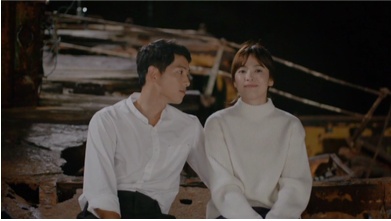 태양의 후예 송중기, 송혜교가 나란히 앉아 있는 사진