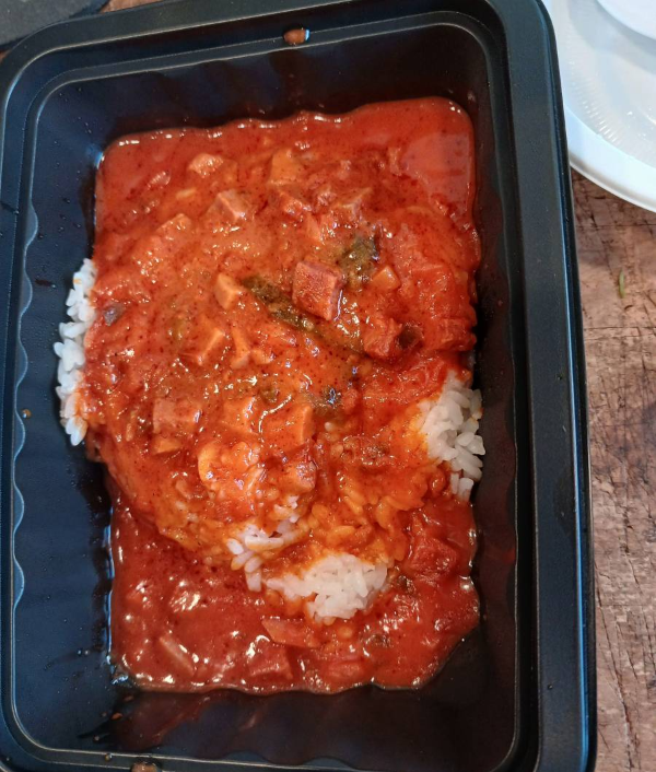 용기에 부대소스 넣다