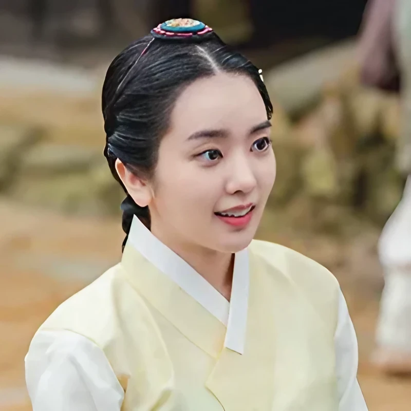 밤에 피는 꽃에서 황이경을 연기하는 이루비