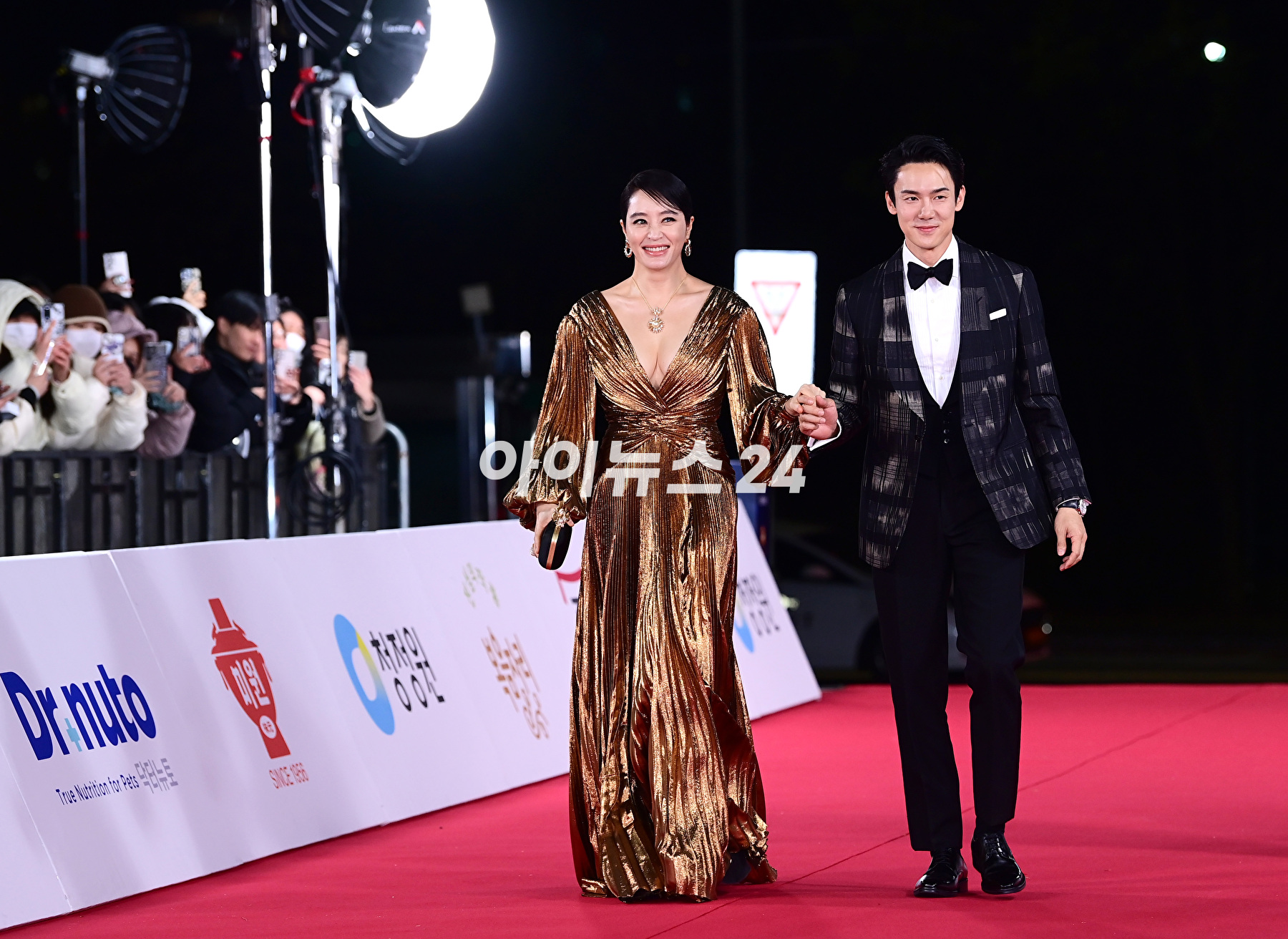 배우 김혜수가 24일 오후 서울 영등포구 여의도 KBS홀에서 진행된 제44회 청룡영화상 레드카펫 행사에 시상식 MC로 참석하고 있다. [사진=정소희 기자]