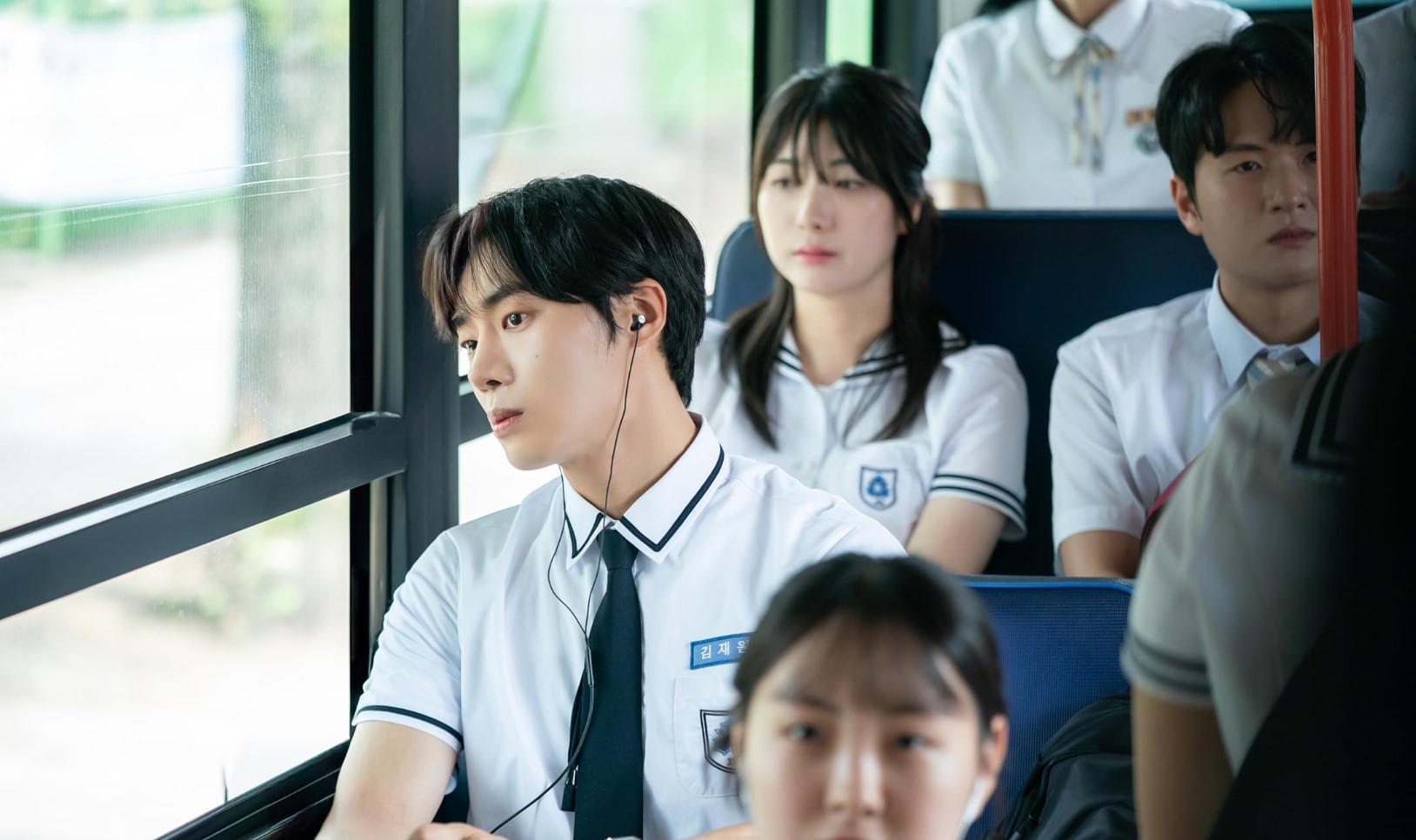 오늘 밤 세계에서 이 사랑이 사라진다 해도 김재원 역 추영우 버스 장면 스틸컷