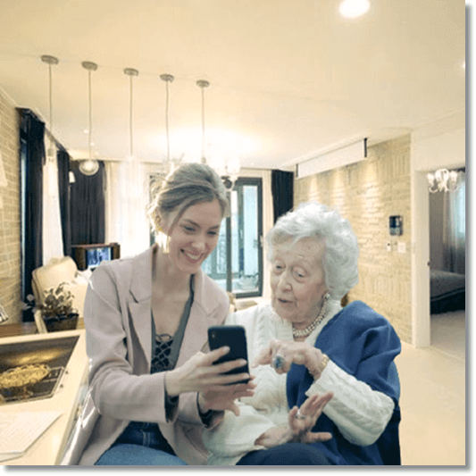 단기 기억 상실증 노인과 치료사