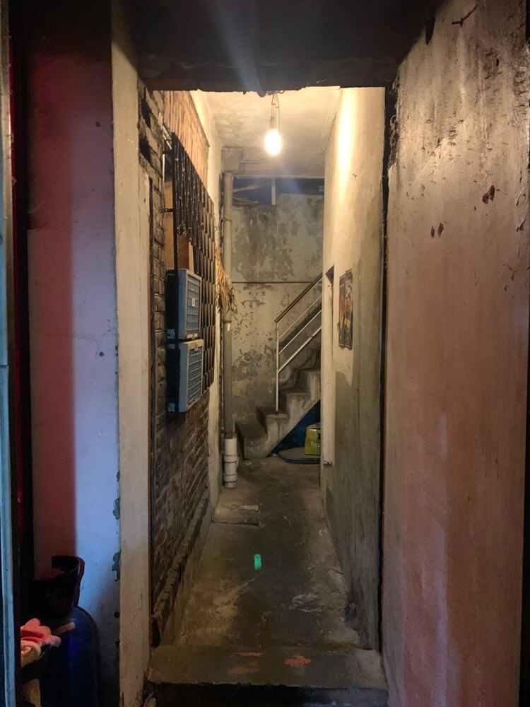 2층으로 올라가는 계단