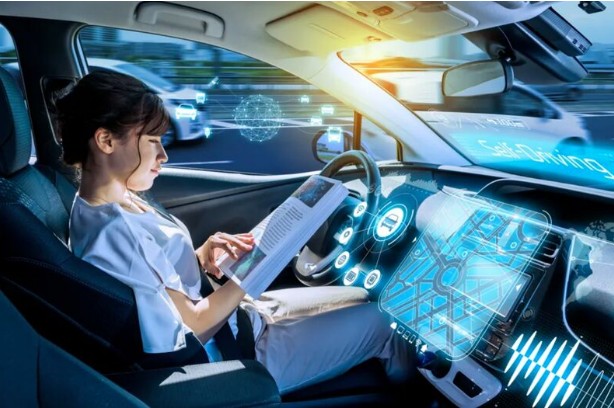 자율 주행 중에 독서를 하는 사람