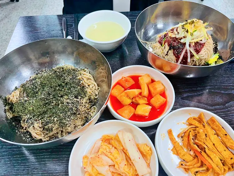 줄서는식당 돼지와 소의 8가지 부위 삶은 수육 제복쟁반, 자가제만 메밀면 직접 짠 들기름 막국수 맛있는 술집 강남역 맛집 소개