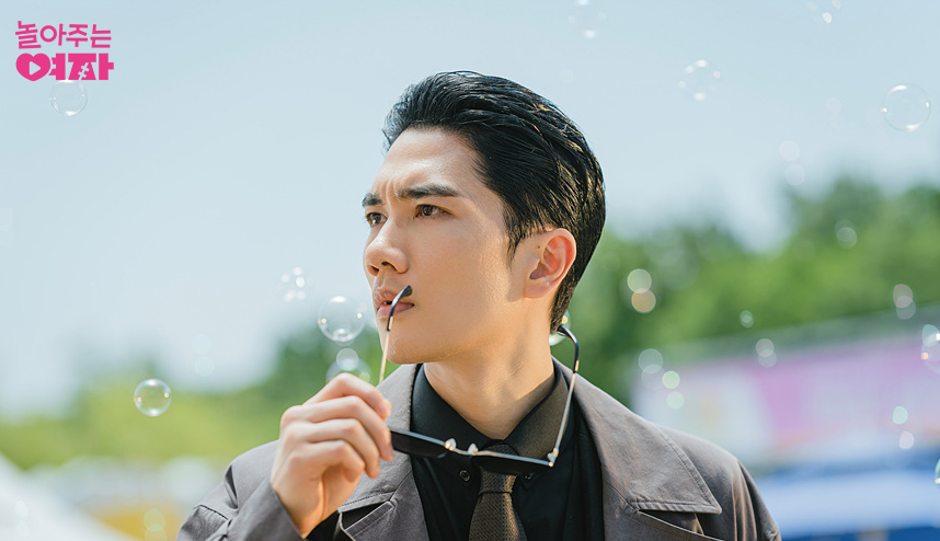 놀아주는 여자 줄거리