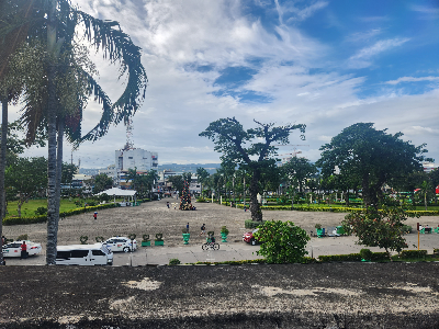 세부의 겨울(크리스마스 쯤) 하늘은 파랗고, 날씨는 덥다. 공터 한 가운데 트리가 이질감이 느껴지지만 현지인의 설레는 마음이 느껴진다.