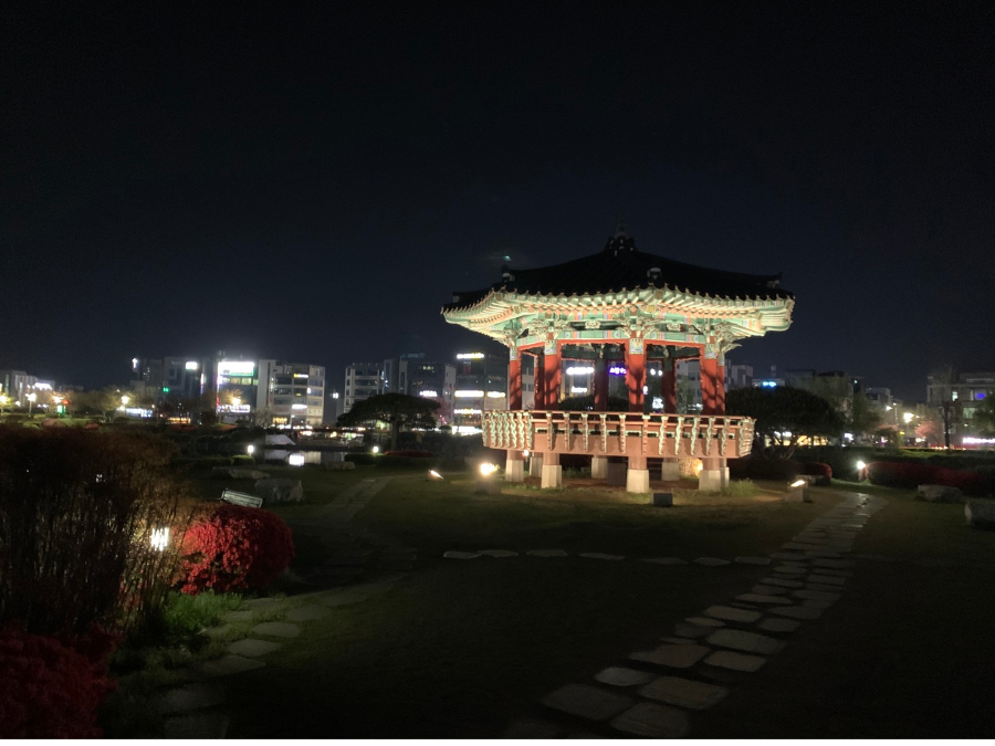 서산 호수 중앙공원 정자 원경