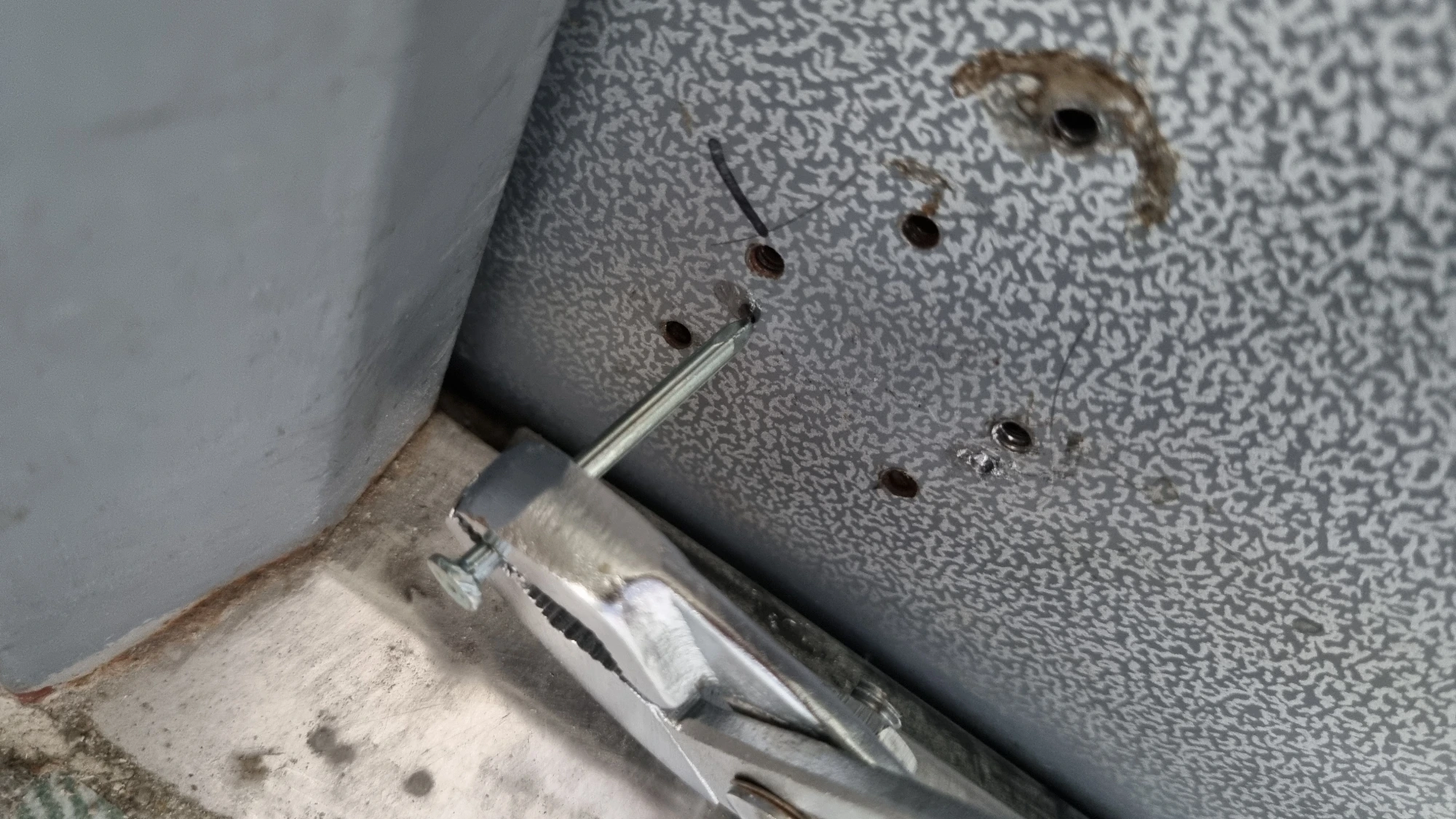 나사못 구멍 자리 표시