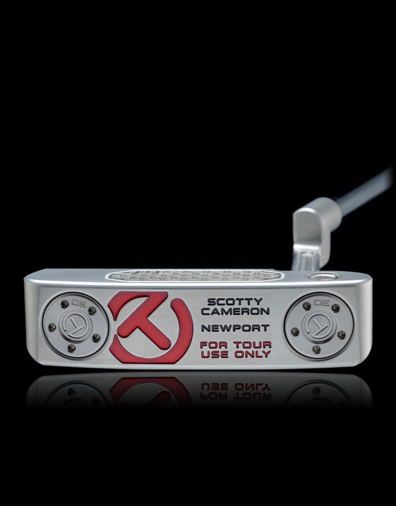 Scotty Cameron Studio Style Newport Tour 퍼터의 바닥면, 대형 서클 T 로고와 "FOR TOUR USE ONLY" 레터링이 강조된 투어 전용 디자인
